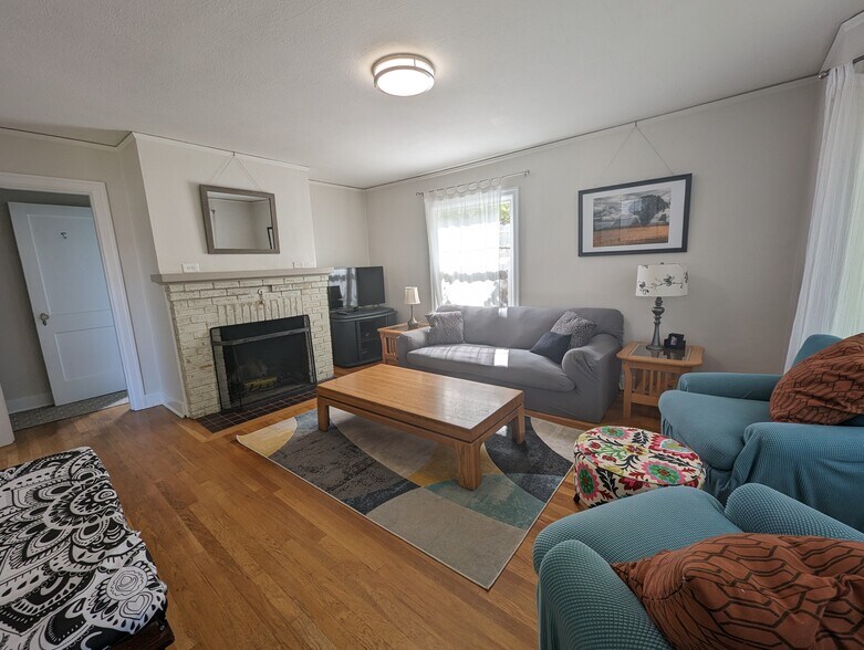 Living room with bay window - 1544 Southeast Tolman Street