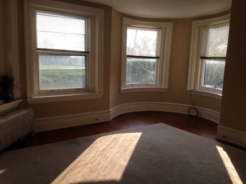 Building Photo - 1200 W 10th St