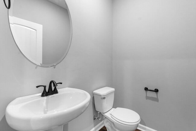 Building Photo - 2 Bedroom Pet Friendly Townhome For Rent N...