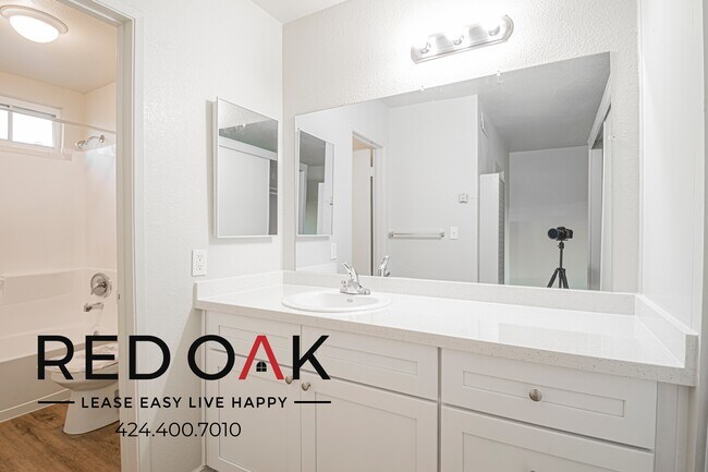 Building Photo - 4900 Clair Del Ave