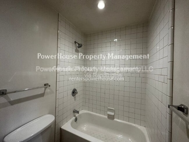 Building Photo - 504 Oakwood Ct