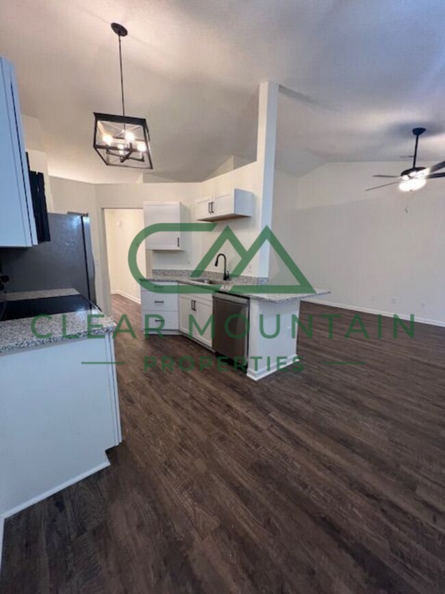 Building Photo - 3 Bedroom Updated Single Family Home