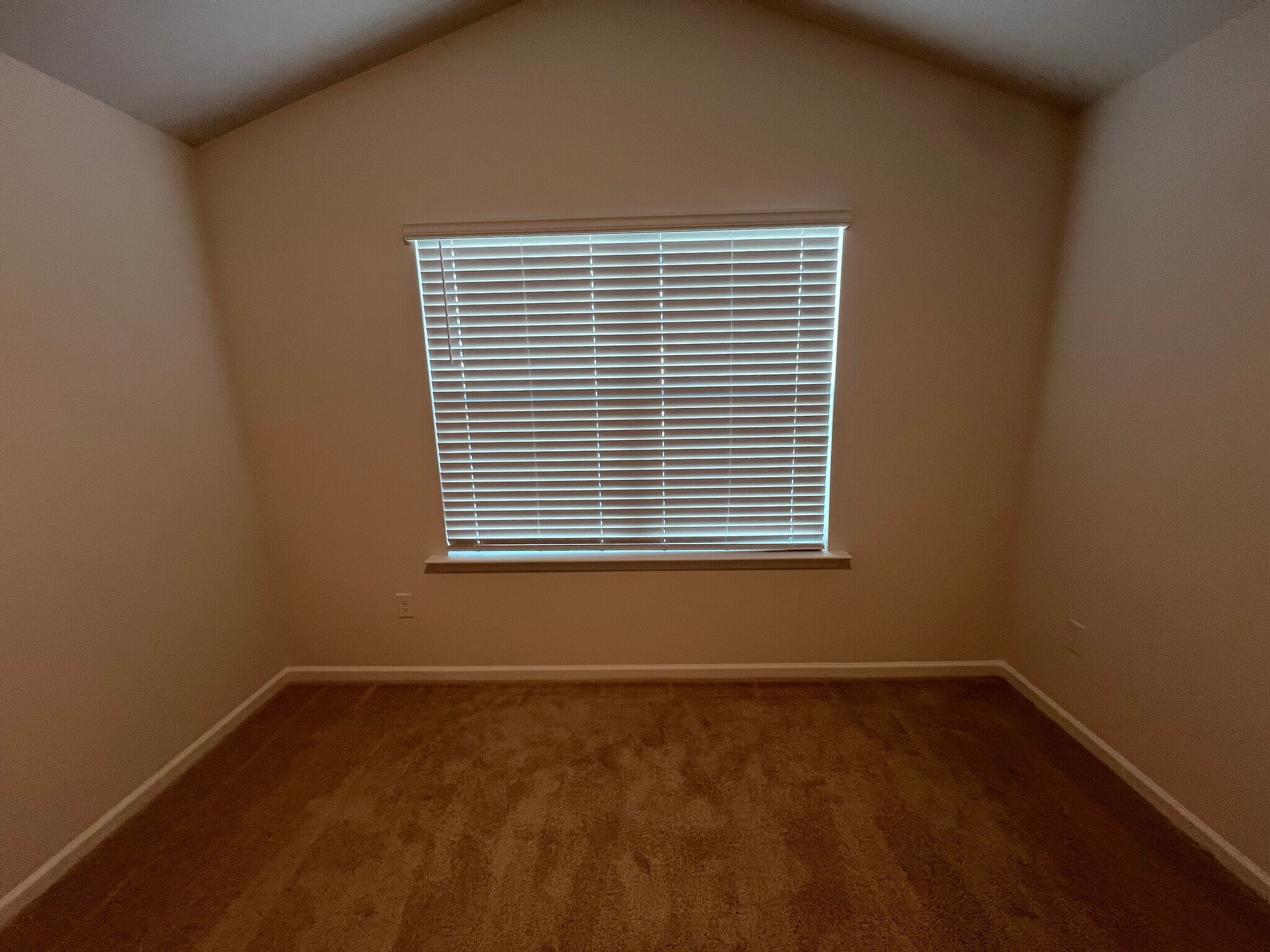 Building Photo - Room in Townhome on Starlight St