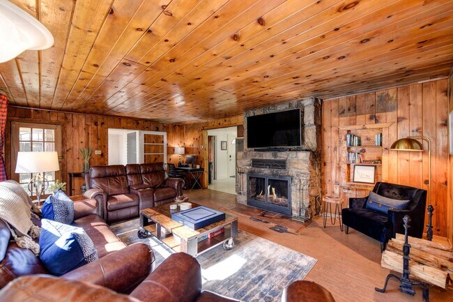 Building Photo - Adorable Home Available June 26th!