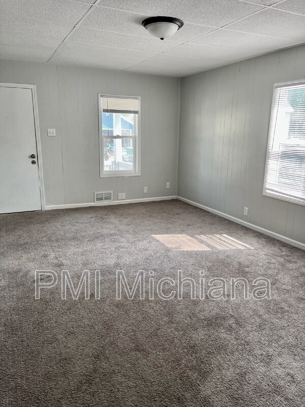 Primary Photo - 711 W 5th St