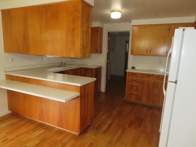 Building Photo - 3 Bed/ 1.5 Bath 60's Vintage Charmer in th...