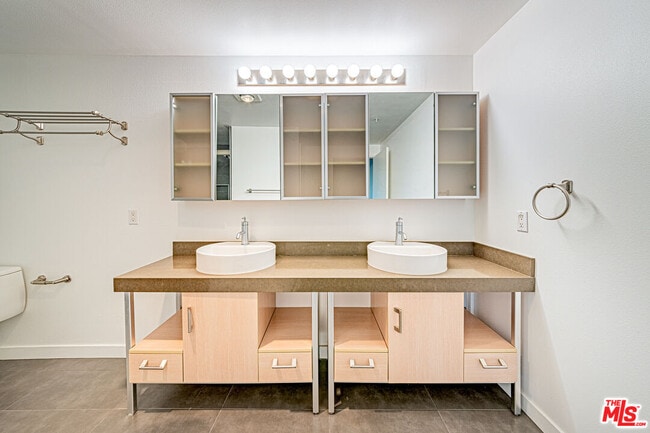 Building Photo - 1234 Wilshire Blvd