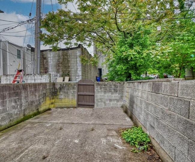 Building Photo - 204 N Port St