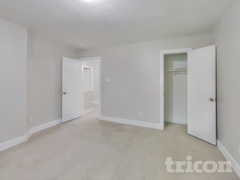 Building Photo - 18167 Woodsdale Ct