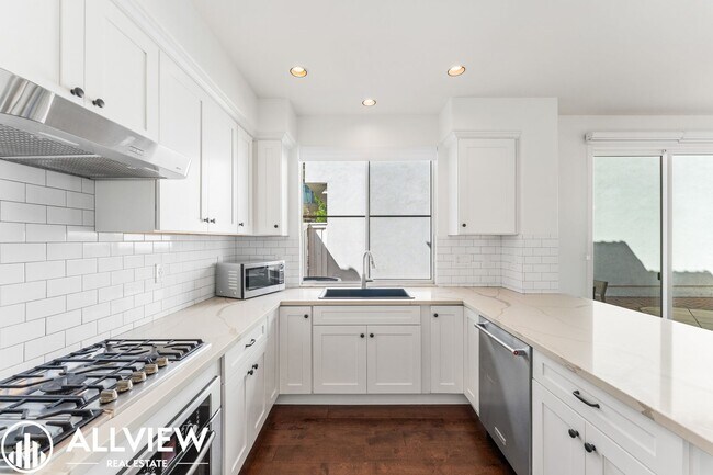 Building Photo - Beautiful 3 Bedroom, 2.5 Bathroom Home in the Heart of Tustin Ranch