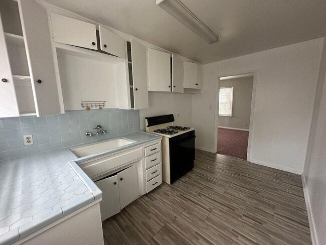 Building Photo - 1 bed, 1 bath, Duplex