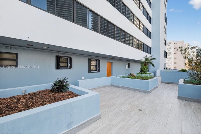 Building Photo - 555 NE 30th St