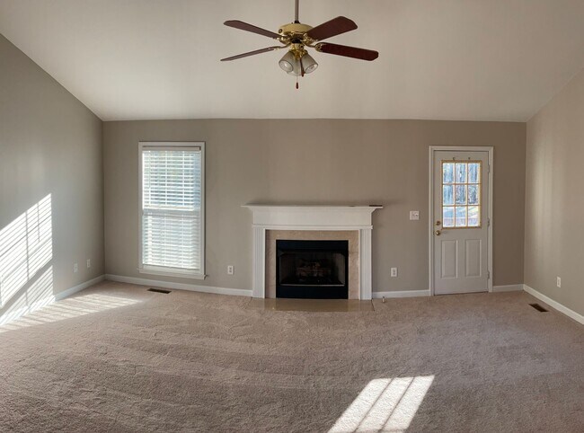 Building Photo - AVAILABLE NOW! 3 Bedroom 2 Bath Home on over 1 Acre in York with Clover Schools