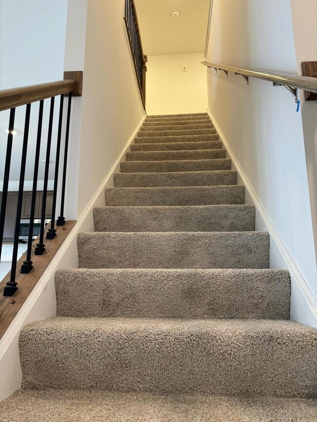 Building Photo - 450 Hathaway Ln