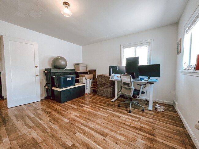 Building Photo - Stylish home ready for comfortable living