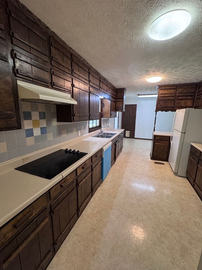 Building Photo - 880 Locke Dr