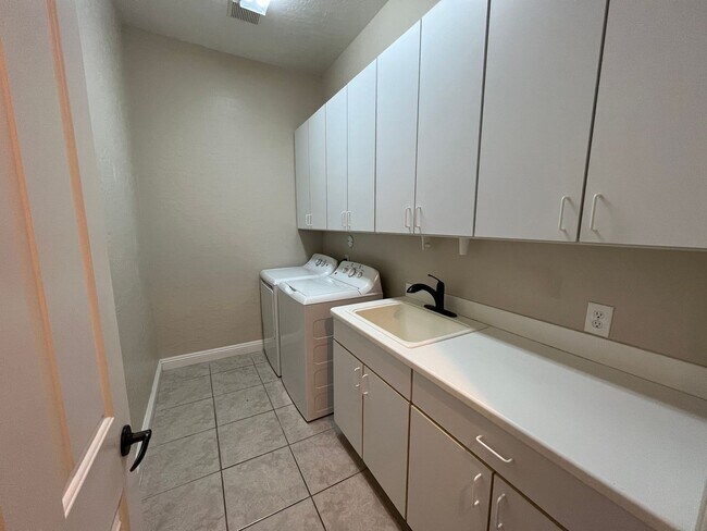 Building Photo - 3709 Fledgling Dr