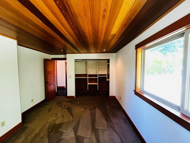 Building Photo - Wonderfully Eclectic Bainbridge Home, Perfect for Nature Lovers!