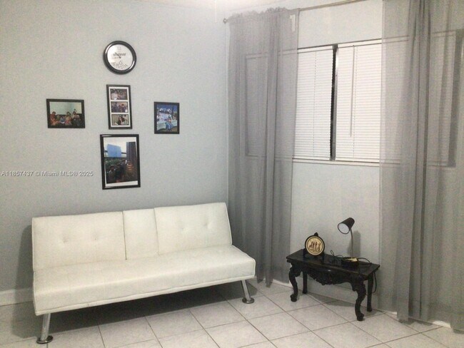 Building Photo - 1723 NE Miami Gardens Dr