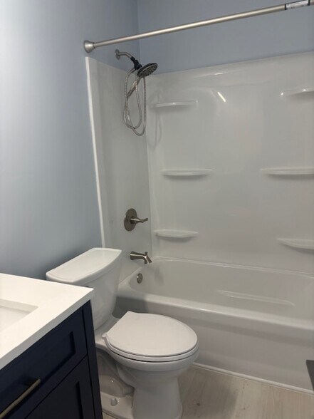 Main bathroom upstairs - 14908 Riggs St