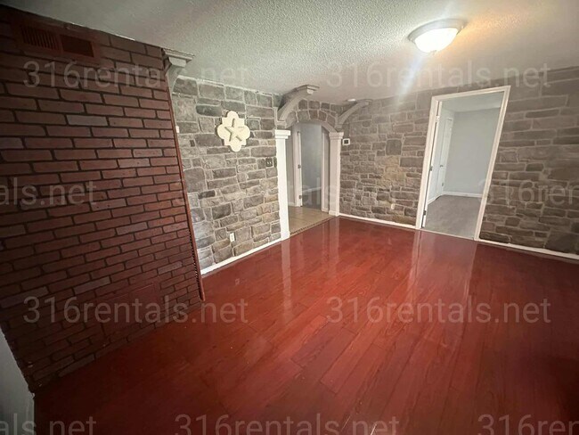 Building Photo - $1200 - 4 bedroom/ 2 bathroom - Single Fam...