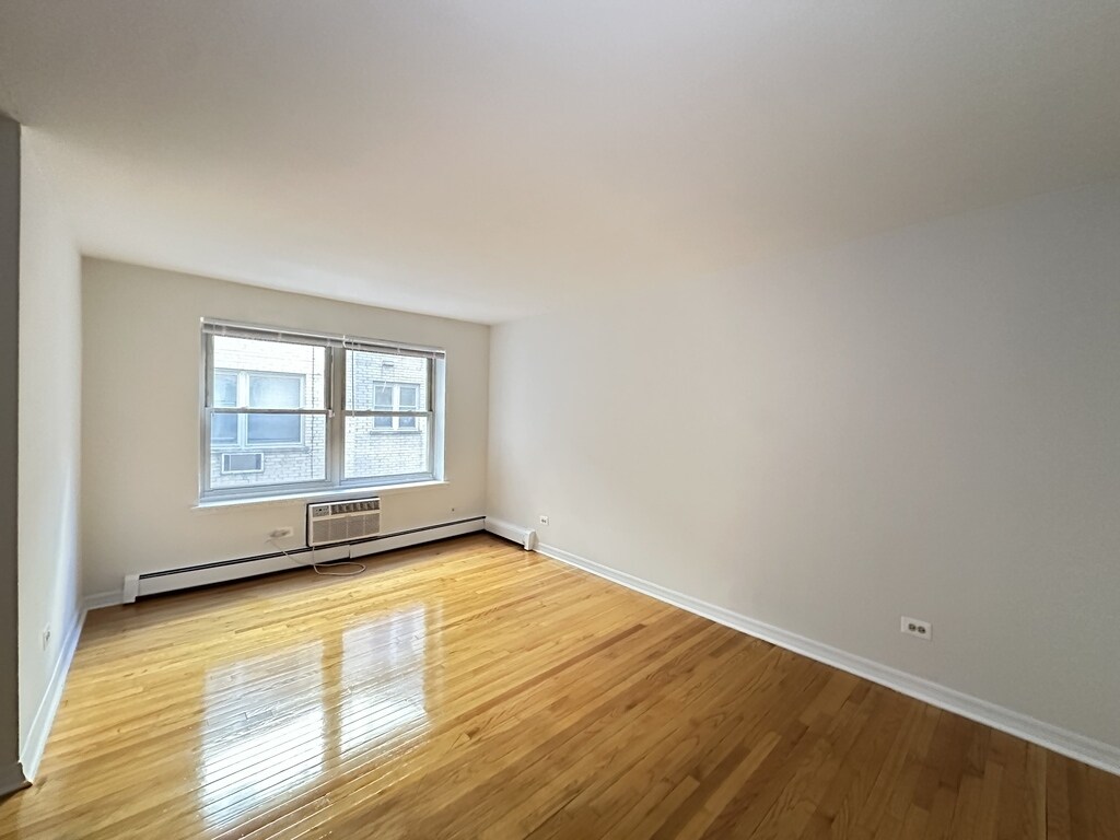 Building Photo - 6830 N Sheridan Rd