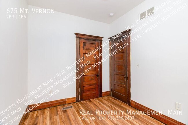 Building Photo - Second Floor 2 Bed 1 Bath