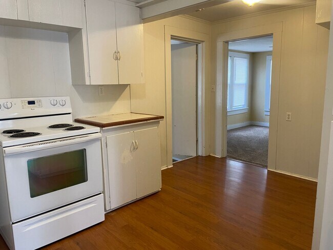 Building Photo - Two Bedroom Two Bathroom Home w/ a BONUS Room