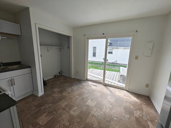 Building Photo - 701 Center St