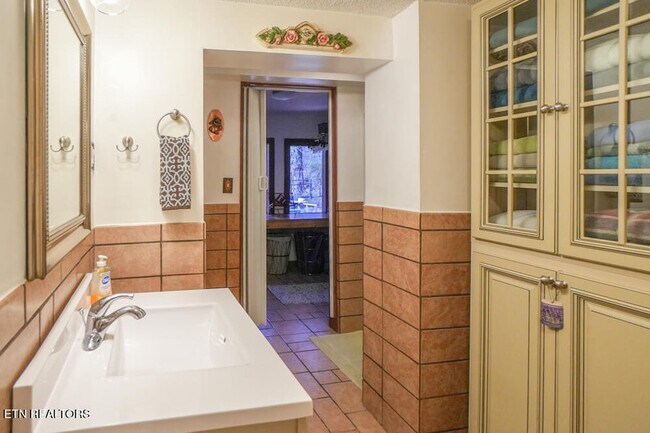 Building Photo - 1301 Chert Pit Rd