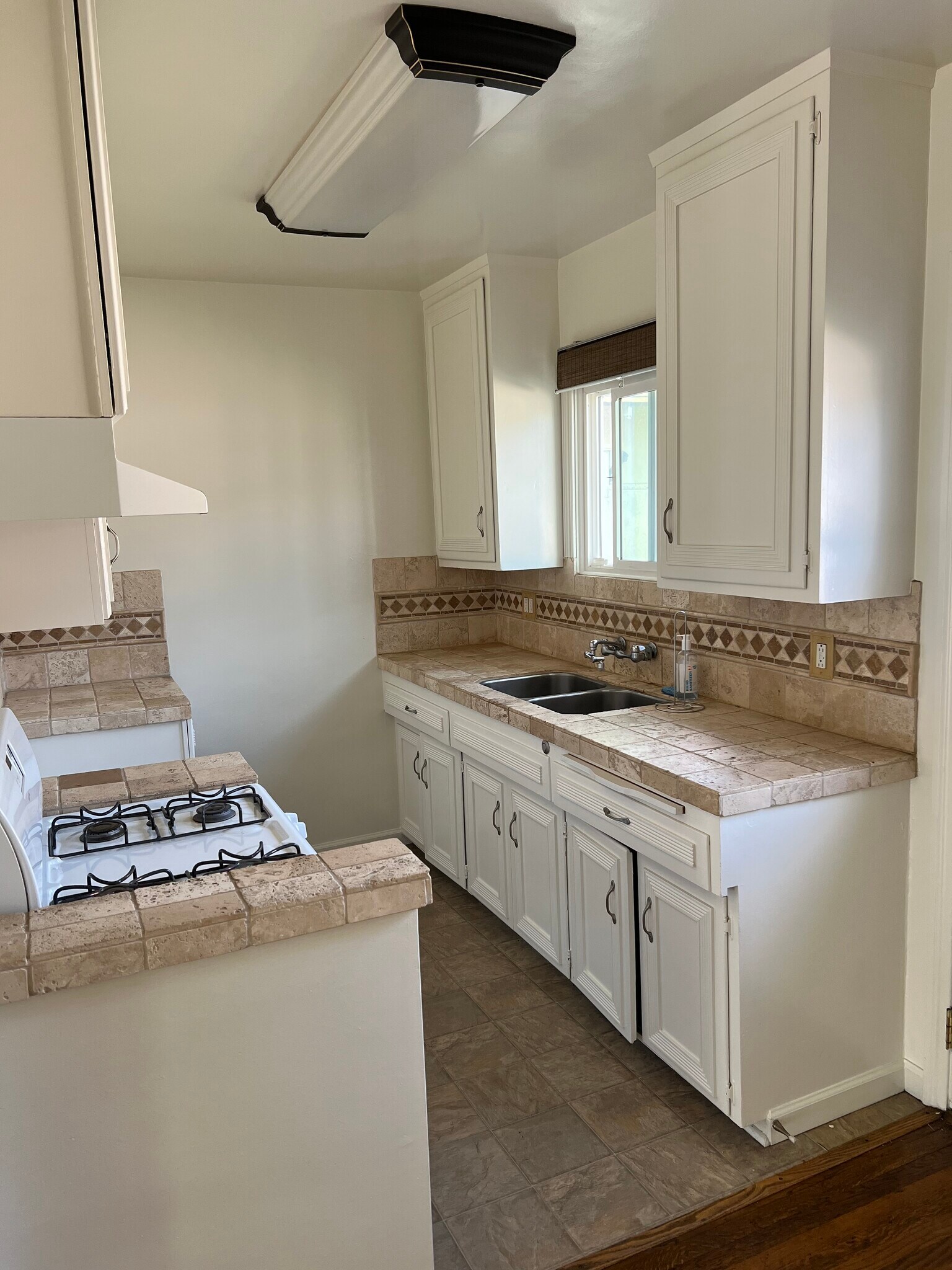 Building Photo - 2542 N Buena Vista St