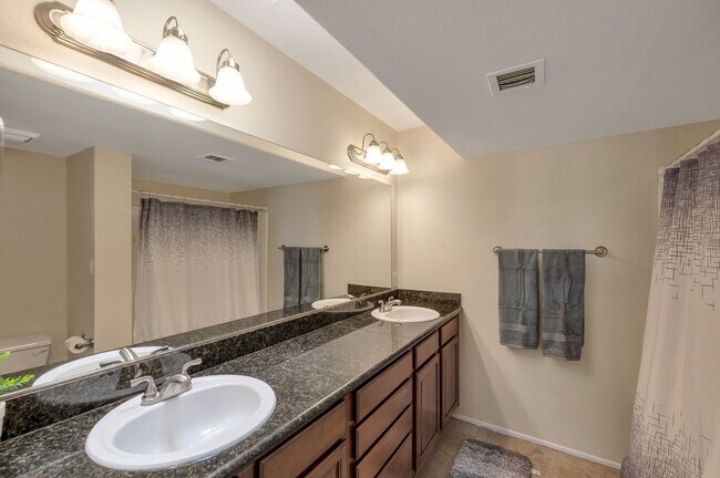 Building Photo - Charming 2-bedroom, 2.5-bathroom condo with a garage in Scottsdale, AZ