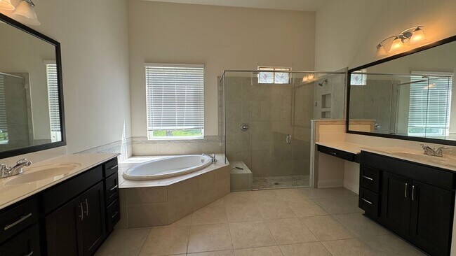 Building Photo - Beautiful 4B/3B with Bonus Office Space Fo...