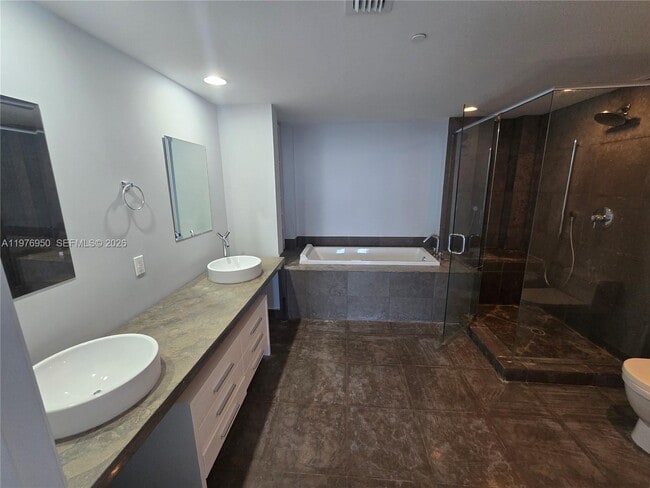 Building Photo - 475 Brickell Ave