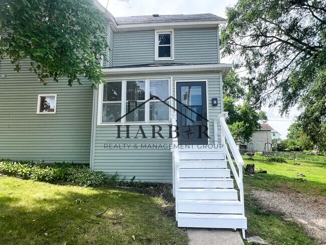 Building Photo - Large Renovated Studio- SPECIAL! First Month Rent Free