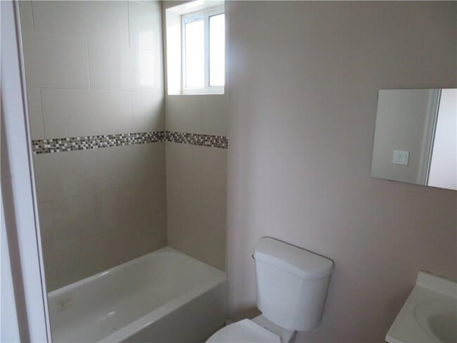 Building Photo - 1944 Sheridan St