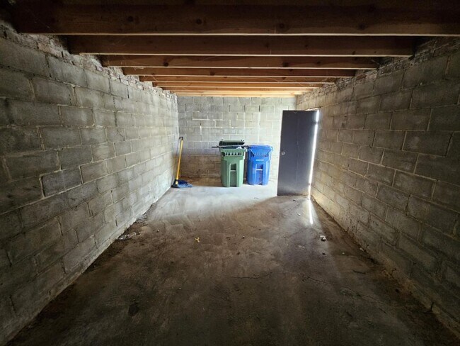 Building Photo - Recently Updated 3 Bedroom/ 1.5 Bathroom T...