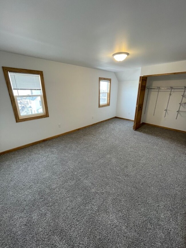 Building Photo - AVAILABLE JUNE - Remodeled 3 Bed 1.5 Bath Central Hillside Home