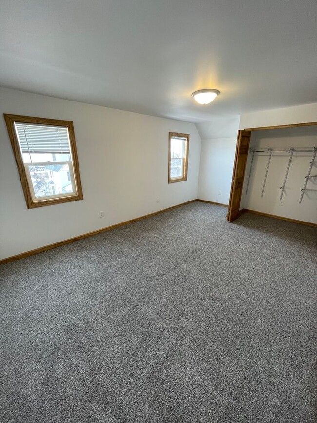 Building Photo - AVAILABLE JUNE/JULY - Remodeled 3 Bed 1.5 ...