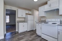 Building Photo - 2 bedroom unit available!! Pets OK!