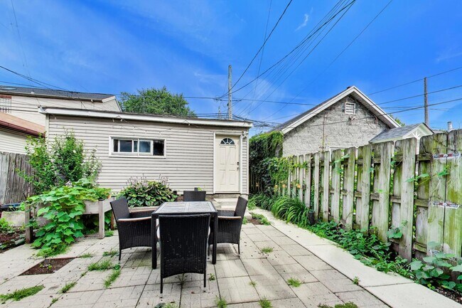 Building Photo - 3115 N Oakley Ave