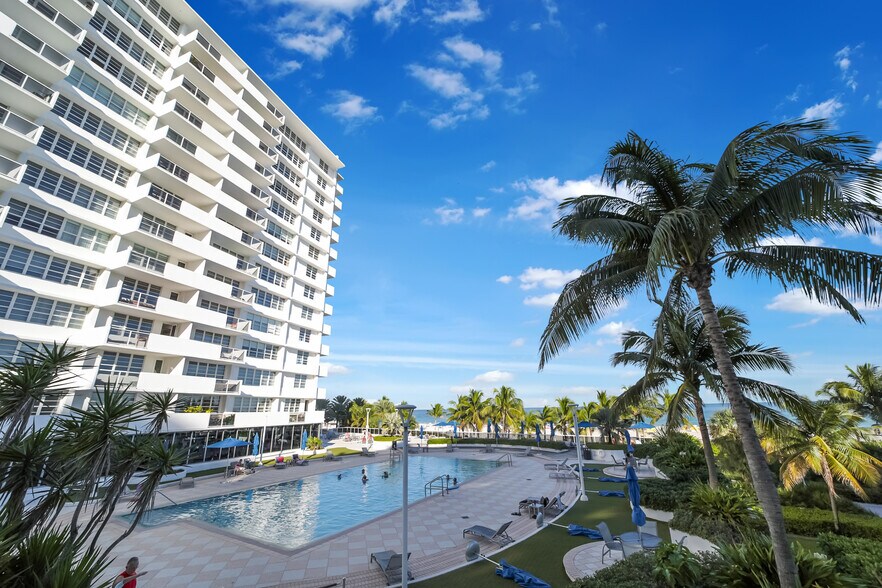 Building Photo - 100-1135 Lincoln Rd