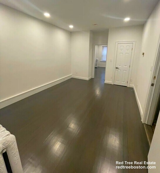 Building Photo - 31 Temple St