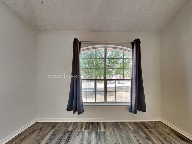 Building Photo - 7513 Silverthorn Dr