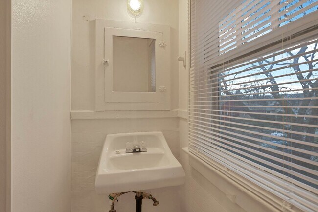 Building Photo - 1161-1163-1163 Linwood Ave