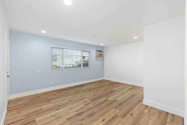 Building Photo - 725 Washington Heights Rd