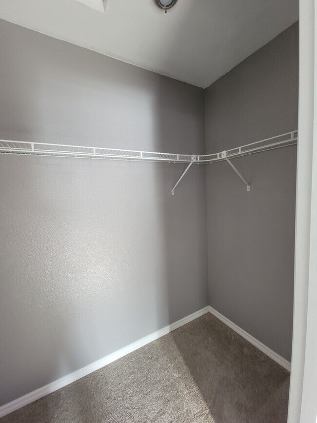 Building Photo - Spacious and Beautiful 4 bedroom in conven...