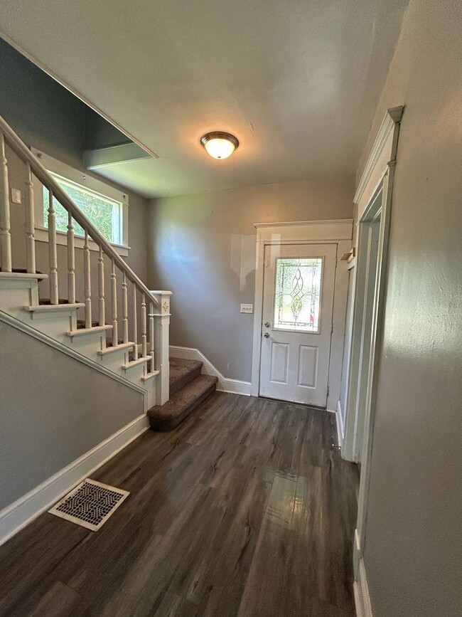 Building Photo - 3 bedroom 1 bath house in Davenport