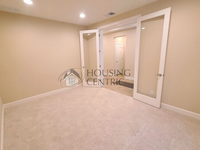 Building Photo - Stunning Single Story Rental in Guard Gate...