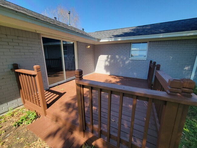 Building Photo - 5427 Heathercrest St